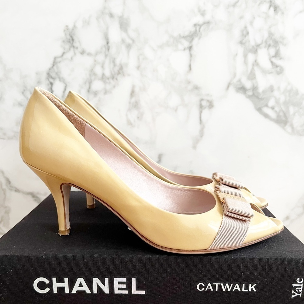 Salvatore Ferragamo Beige Patent Leather Ribes Vara Bow Peep Toe Pumps